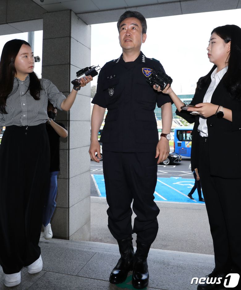 윤희근 경찰청장이 31일 오전 서울 중구 남대문경찰서에 경비대책회의 주재를 위해 도착해 취재진의 질문에 답하고 있다. 2023.5.31/뉴스1 ⓒ News1 박정호 기자