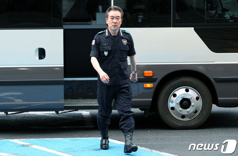 윤희근 경찰청장이 31일 오전 서울 중구 남대문경찰서로 경비대책회의 주재를 위해 도착하고 있다.  2023.5.31/뉴스1 ⓒ News1 박정호 기자