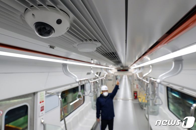 14일 오전 경기 고양시 덕양구 지축차량사업소 검수고에서 관계자가 서울 지하철 3호선 신조전동차를 소개하고 있다. 2022.2.14/뉴스1 ⓒ News1 황기선 기자