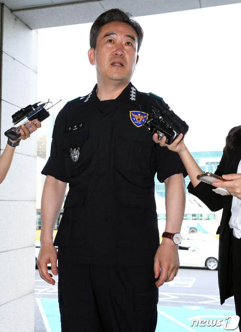윤희근 경찰청장이 31일 오전 서울 중구 남대문경찰서에 경비대책회의 주재를 위해 도착해 취재진의 질문에 답하고 있다. 2023.5.31/뉴스1 ⓒ News1 박정호 기자