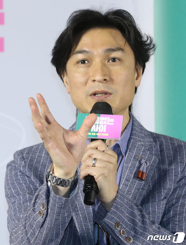 이우철 감독이 31일 서울 광진구 롯데시네마 건대입구점에서 열린 영화 '빈틈없는 사이' 제작보고회에서 인사말을 하고 있다. '빈틈없는 사이'는 방음이 1도 안 되는 벽을 사이에 두고 서로의 일상을 공유하게 된, 뮤지션 지망생 승진과 피규어 디자이너 라니의 동거인 듯 동거 아닌 이야기를 그린 철벽 로맨스다. 2023.5.31/뉴스1 ⓒ News1 권현진 기자