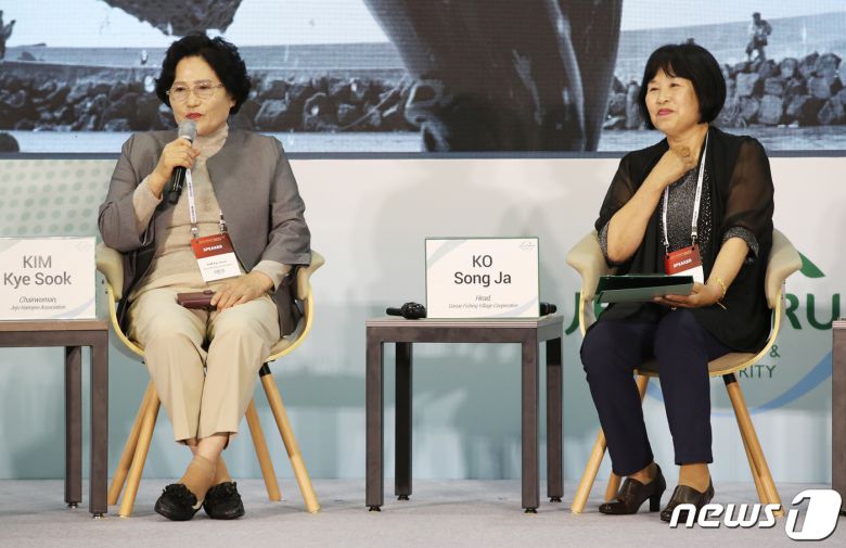 김계숙 제주해녀협회 회장(왼쪽)과 고송자 제주해녀협회 사무국장이 31일 제주 서귀포시 제주국제컨벤션센터에서 열린 2023 제주포럼 '기후변화와 환경오염에 따른 제주 해녀 문화와 바다환경의 변화'를 주제로 한 세션에서 발언하고 있다. 2023.5.31/뉴스1 ⓒ News1 오현지 기자