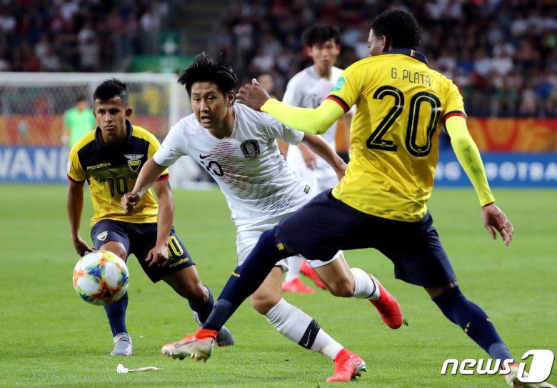 11일 오후(현지시간) 폴란드 아레나 루블린에서 열린 '2019 국제축구연맹(FIFA) U-20 월드컵' 4강전 대한민국과 에콰도르의 경기에서 이강인 선수가 상대 선수 사이로 드리블 돌파하고 있다.  2019.6.12/뉴스1 ⓒ News1 박정호 기자
