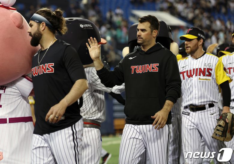 1일 오후 서울 송파구 잠실야구장에서 열린 2023 신한 SOL KBO리그 롯데 자이언츠와 LG 트윈스의 경기에서 7회까지 무실점으로 막은 LG 선발 플럿코가 6:1로 경기 종료 후 선수단 인사를 하고 있다. 2023.6.1/뉴스1 ⓒ News1 박정호 기자