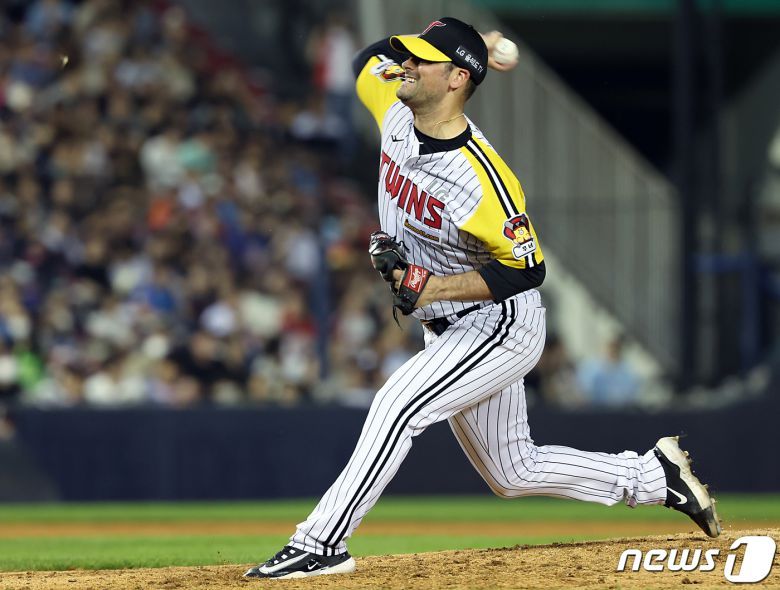 1일 오후 서울 송파구 잠실야구장에서 열린 2023 신한 SOL KBO리그 롯데 자이언츠와 LG 트윈스의 경기 7회초 LG 선발투수 플럿코가 무실점 투구를 이어가고 있다. 2023.6.1/뉴스1 ⓒ News1 박정호 기자