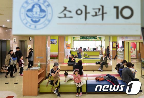 서울 용산구 소화아동병원에서 독감에 걸린 어린이 환자들과 가족들이 진료를 기다리고 있다. 2017.3.17/뉴스1 ⓒ News1 이재명 기자