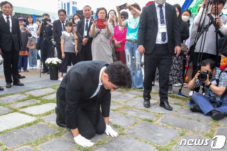 전두환 전 대통령의 손자 전우원 씨가 지난달 28일 오후 광주 동구 5·18민주광장에서 열린 5·18민중항쟁 부활제에 참석해 오월 영령 앞에 무릎 꿇고 사죄하고 있다. ⓒ News1 김태성 기자