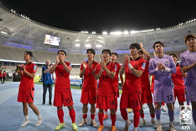 2일(한국시간) 아르헨티나 산티아고 델 에스테로 스타디움에서 열린 '2023 FIFA U-20 월드컵' 대한민국과 에콰도르의 경기에서 3대2로 승리해 8강 진출에 성공한 대표팀 선수들이 관중들을 향해 인사하고 있다.(대한축구협회 제공) 2023.6.2/뉴스1