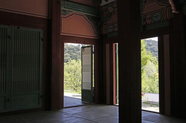 남한산성 2코스 침괘정에서 본 바깥 풍경(한국관광공사 제공)