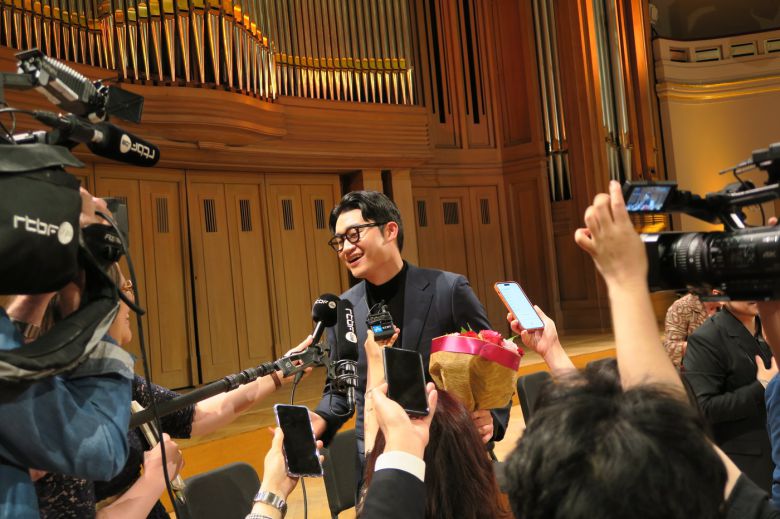 2023 퀸 엘리자베스 콩쿠르에서 우승한 뒤 인터뷰하는 바리톤 김태한. (벨기에유럽연합문화원 제공)