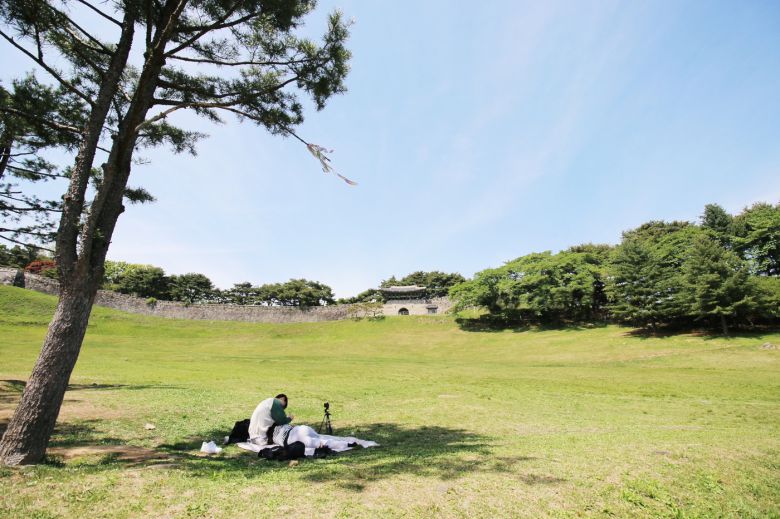 상당산성 남문 앞 자연마당(한국관광공사 제공)