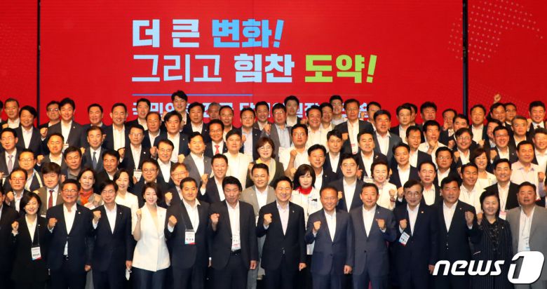 김기현 국민의힘 대표가 2일 오전 서울 여의도 중소기업중앙회에서 열린 전국 당협위원장 워크숍에서 참석자들과 파이팅을 외치고 있다. 2023.6.2/뉴스1 ⓒ News1 황기선 기자