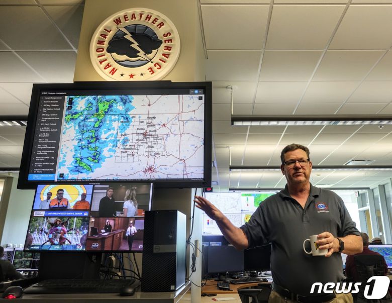 마크 폭스 미국 국가기상청(NWS) 책임이 오클라호마주 노먼 소재 폭풍예측센터(SPC)에서 기상상황과 함께 토네이도 발생 시 모니터링을 위한 케이블 TV 기상채널 등을 소개하고 있다. ⓒ 뉴스1 황덕현 기자