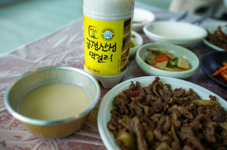 금정산성마을에서 즐기는 흑염소불고기와 금정산성막걸리(한국관광공사 제공)