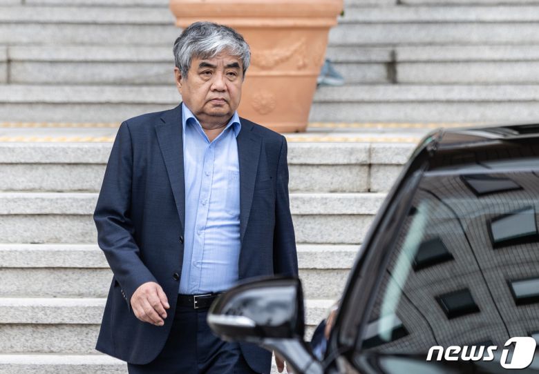 한상혁 방송통신위원회 위원장이 30일 오전 경기도 과천시 정부과천청사 방송통신위원회에서 나와 차량으로 향하고 있다. 2023.5.30/뉴스1 ⓒ News1 이재명 기자