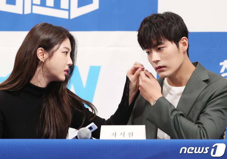 배우 엄현경(왼쪽)이 18일 서울 임피리얼팰리스에서 열린 tvN 새 수목드라마 ‘청일전자 미쓰리’ 제작발표회에 참석해 차서원의 매무새를 고쳐주고 있다. ‘청일전자 미쓰리’는 위기의 중소기업 ‘청일전자’ 직원들이 삶을 버텨내며 함께 성장하는 과정을 그린 휴먼 오피스 드라마다. 2019.9.18/뉴스1 ⓒ News1 권현진 기자