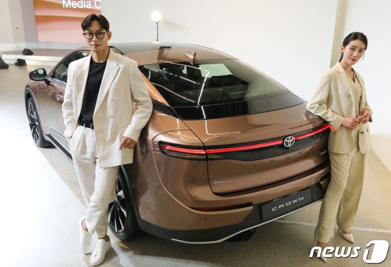 5일 서울옥션 강남센터에서 도요타 코리아 모델들이 플래그십 모델인 ‘크라운 2.4리터 듀얼 부스트 하이브리드 모델’을 소개하고 있다. 2023.6.5/뉴스1 ⓒ News1 허경 기자