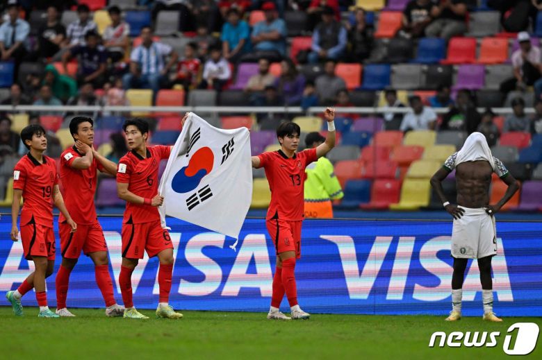 4일(현지시간) 오후 아르헨티나 산티아고 델 에스테로 스타디움에서 열린 2023 국제축구연맹(FIFA) 20세 이하(U-20) 월드컵 8강전 한국과 나이지리아의 경기에서 1:0으로 승리를 거둔 대표팀 선수들이 기뻐하고 있다. 2023.6.5 ⓒ AFP=뉴스1