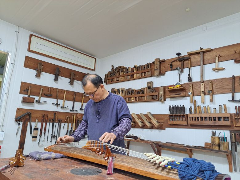 국가무형문화재 악기장 현악기 제작 보유자로 인정 예고된 조순석씨. (문화재청 제공)