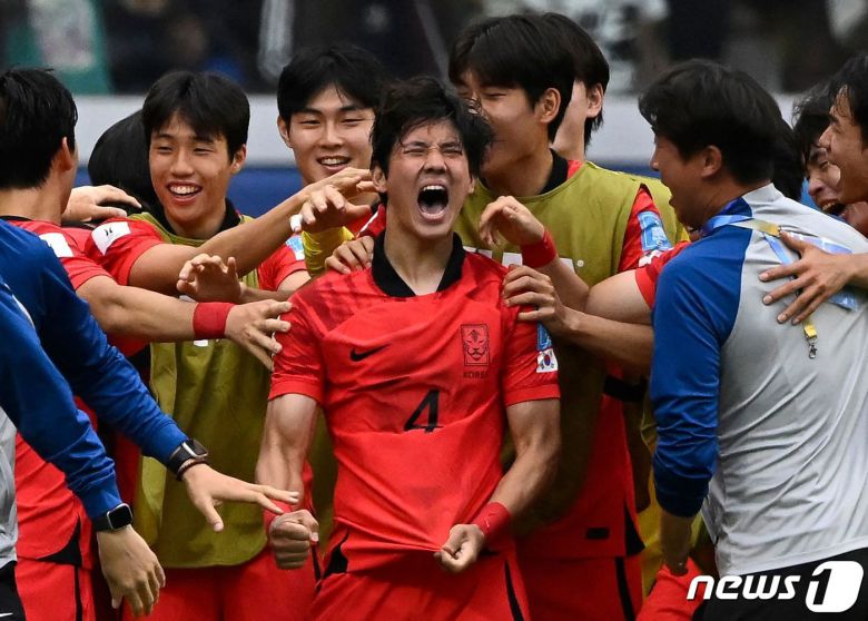 4일(현지시간) 오후 아르헨티나 산티아고 델 에스테로 스타디움에서 열린 2023 국제축구연맹(FIFA) 20세 이하(U-20) 월드컵 8강전 한국과 나이지리아의 경기에서 연장 전반전 첫 번째 골을 넣은 최석현과 선수들이 기뻐하고 있다. 2023.6.5 ⓒ AFP=뉴스1