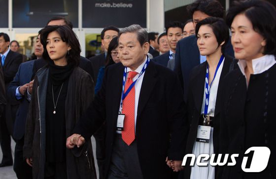 이건희 고 삼성 선대회장(왼쪽 두 번째)과 이부진 호텔신라 사장(왼쪽), 이서현 삼성복지재단 이사장(왼쪽 세 번째), 홍라희 여사(오른쪽) (삼성전자 제공)/뉴스1