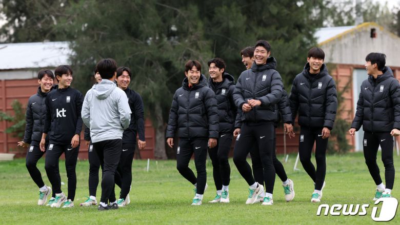 김은중 감독이 이끄는 한국 20세 이하(U-20) 월드컵 축구대표팀이 7일(현지시간) 아르헨티나 라 플라타 하워드 존슨 호텔 인근 훈련장에서 회복훈련을 하기 전 걸으며 몸을 풀고 있다. 2023.6.7/뉴스1 ⓒ News1 이승배 기자