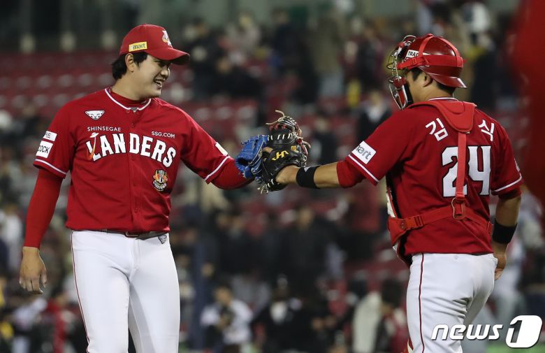 SSG 랜더스 투수 서진용(왼쪽). 2023.4.26/뉴스1 ⓒ News1 김진환 기자