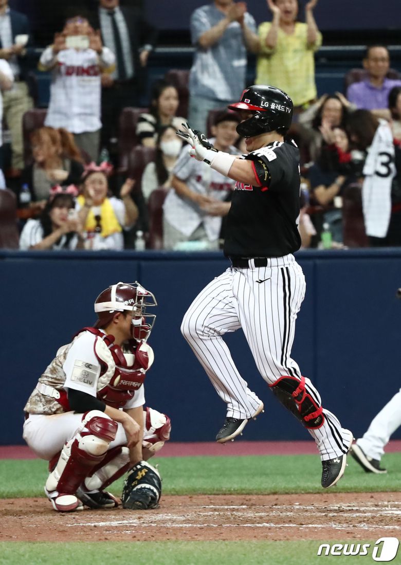 7일 오후 서울 구로구 고척 스카이돔에서 열린 프로야구 '2023 신한은행 SOL KBO리그' LG 트윈스와 키움 히어로즈 경기 8회초 2사 2루 상황에서 동점 투런 홈런을 친 LG 박동원이 홈인하고 있다. 2023.6.7/뉴스1 ⓒ News1 김민지 기자