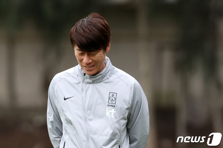 김은중 한국 20세 이하(U-20) 월드컵 축구대표팀 감독이 7일(현지시간) 아르헨티나 라 플라타 하워드 존슨 호텔 인근 훈련장에서 선수들의 회복훈련에 앞서 훈련장을 거닐며 미소 짓고 있다. 2023.6.7/뉴스1 ⓒ News1 이승배 기자