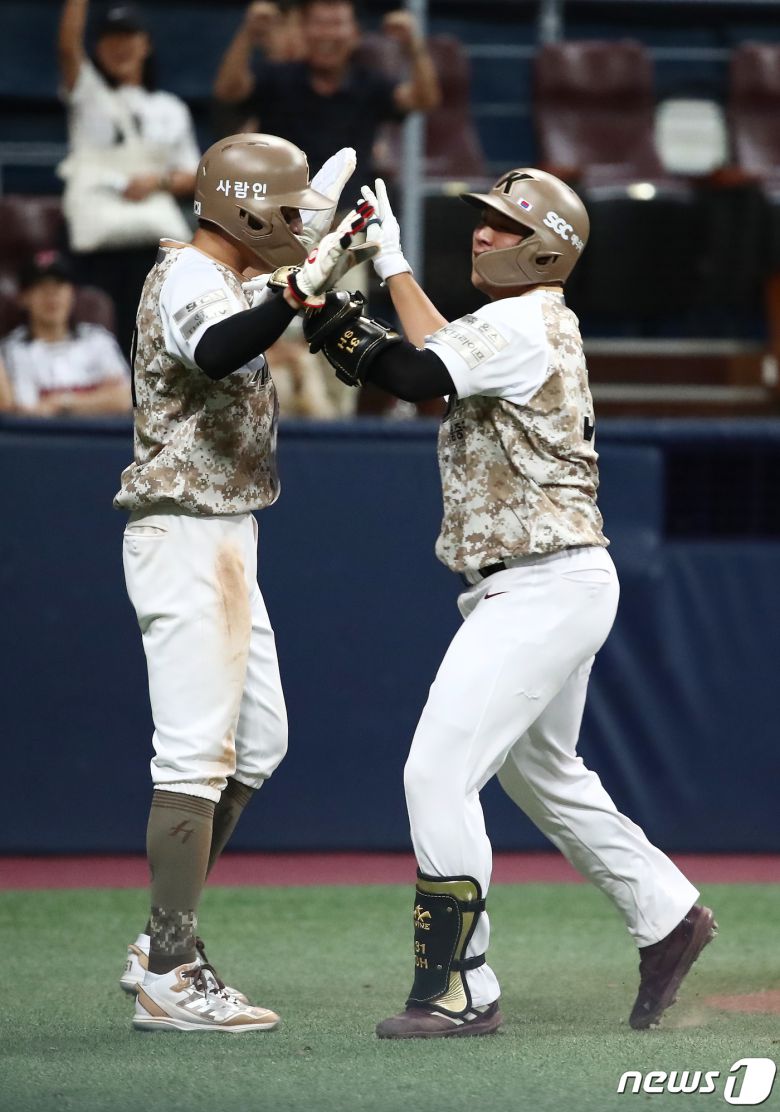 7일 오후 서울 구로구 고척 스카이돔에서 열린 프로야구 '2023 신한은행 SOL KBO리그' LG 트윈스와 키움 히어로즈 경기 연장 12회말 무사 2루 상황에서 키움 김수환이 역전 홈런을 친 뒤 홈인한 이정후와 기뻐하고 있다. 2023.6.7/뉴스1 ⓒ News1 김민지 기자