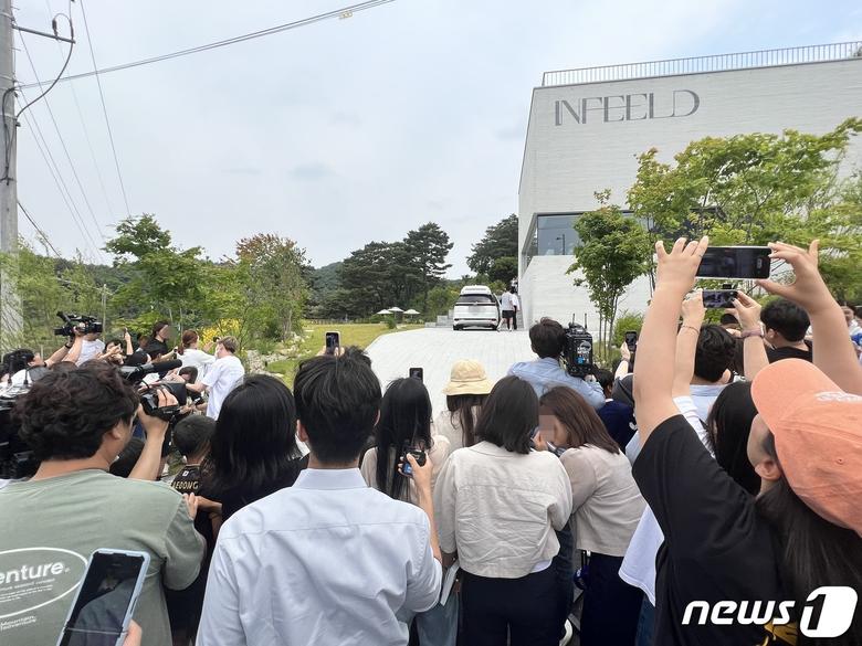 잉글랜드 프리미어리그(EPL) 토트넘 홋스퍼의 공격수 손흥민이 8일 강원 춘천시 동면 손흥민체육공원에 위치한 카페 인필드 야외에서 팬들과 인사를 한 뒤 차를 타기 위해 발걸음을 옮기고 있다. 2023.6.8/뉴스1 ⓒ News1 한귀섭 기자