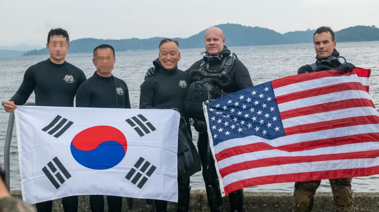 박후병 해군특수전전단장과 마이클 마틴 주한 미 특수전사령관이 경남 진해 인근 해역에서 잠수훈련을 함께한 뒤 기념촬영을 하고 있다. (주한 미 특수전사령부 제공)