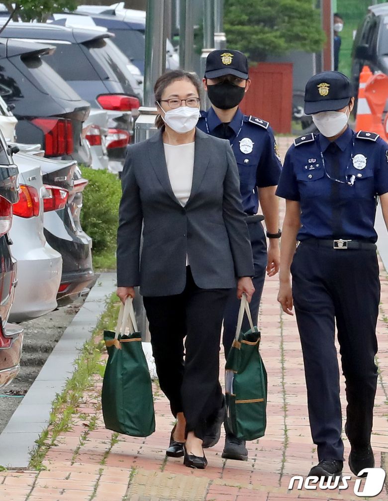 이태원 참사 부실대응 혐의로 구속 기소된 박희영 용산구청장이 7일 서울 구로구 서울남부구치소에서 보석으로 석방돼 나오고 있다. 서울서부지법 형사합의11부는 박 구청장과 최원준 전 용산구청 안전재난 과장의 보석 청구를 인용했다. 2023.6.7/뉴스1 ⓒ News1 장수영 기자