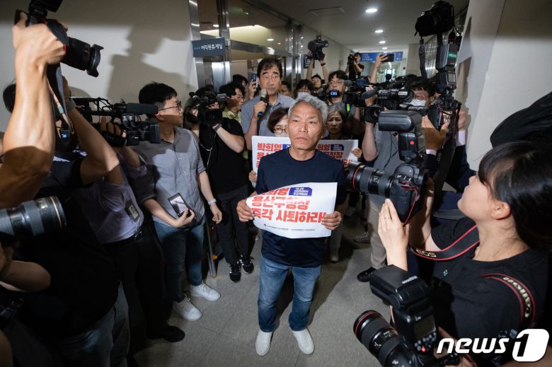 이태원 참사 유가족들이 8일 오전 서울 용산구청에서 이태원 참사에 부실하게 대응한 혐의로 기소된 박희영 용산구청장 출근을 저지하기 위해 손피켓을 들고 항의하고 있다. 2023.6.8/뉴스1 ⓒ News1 이재명 기자