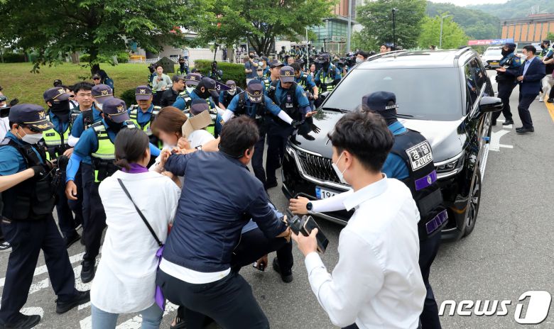 7일 서울 구로구 서울남부구치소에서 보석 석방된 박희영 용산구청장의 차량 앞으로 10.29 이태원 참사 유가족협의회가 가로막자 경찰이 저지하고 있다. 서울서부지법 형사합의11부는 박 구청장과 최원준 전 용산구청 안전재난 과장의 보석 청구를 인용했다. 2023.6.7/뉴스1 ⓒ News1 장수영 기자