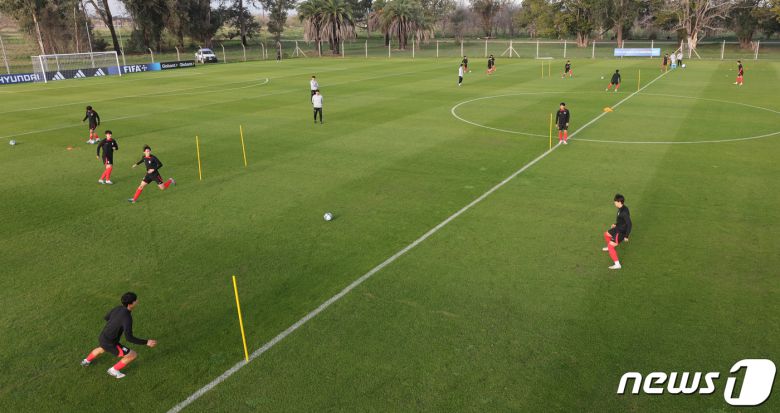 김은중 감독이 이끄는 한국 20세 이하(U-20) 월드컵 축구대표팀이 7일(현지시간) 아르헨티나 에스탄시아 치카 훈련장에서 훈련하고 있다. 2023.6.8/뉴스1 ⓒ News1 이승배 기자