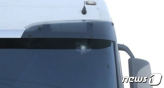 화물연대 파업 기간인 지난해 11월26일 부산 강서구 부산신항 인근에서 화물연대 조합원들의 쇠총 발사로 깨진 비조합원 화물차의 앞유리.(부산경찰청 제공)
