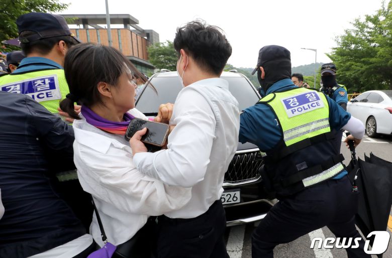 7일 서울 구로구 서울남부구치소에서 보석 석방된 박희영 용산구청장의 차량 앞으로 10.29 이태원 참사 유가족협의회가 가로막자 경찰이 저지하고 있다. 이태원 참사 부실대응 혐의로 구속 기소된 박희영 용산구청장이 서울서부지법 형사합의11부는 박 구청장과 최원준 전 용산구청 안전재난 과장의 보석 청구를 인용했다. 2023.6.7/뉴스1 ⓒ News1 장수영 기자