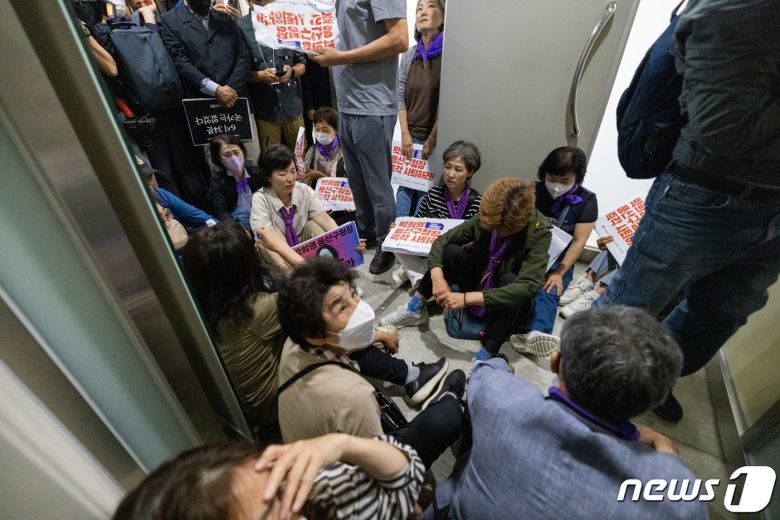 10·29 참사 유가족들이 8일 오전 서울 용산구청에서 전날 보석으로 석방된 박희영 용산구청장의 출근을 막으려 구청장실에 진입하려 했으나 잠긴 문에 가로막혀 있다. (공동취재) 2023.6.8/뉴스1 ⓒ News1 이재명 기자