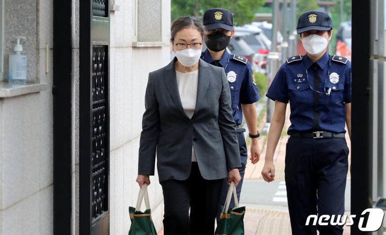 이태원 참사 부실대응 혐의로 구속 기소된 박희영 용산구청장이 7일 서울 구로구 서울남부구치소에서 보석으로 석방돼 나오고 있다. 서울서부지법 형사합의11부는 박 구청장과 최원준 전 용산구청 안전재난 과장의 보석 청구를 인용했다. 2023.6.7/뉴스1 ⓒ News1 장수영 기자