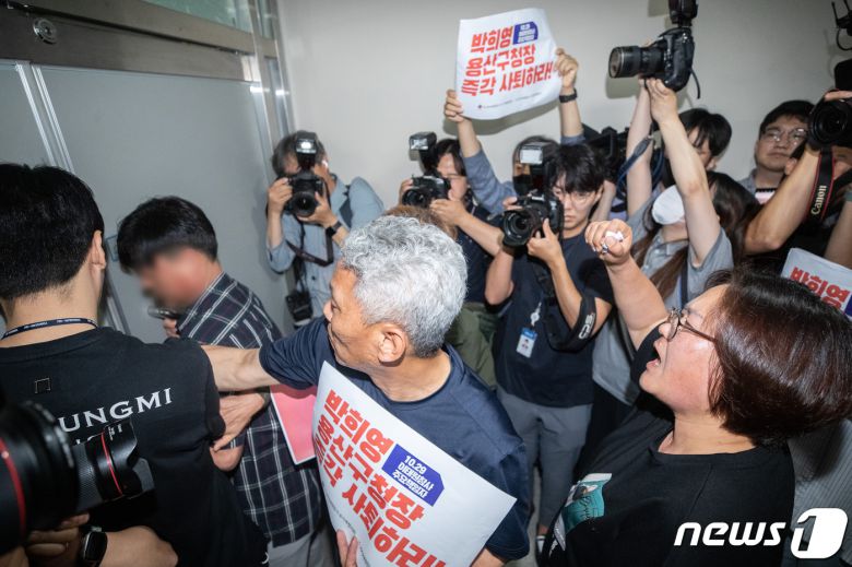 이태원 참사 유가족들이 8일 오전 서울 용산구청에서 이태원 참사에 부실하게 대응한 혐의로 기소된 박희영 용산구청장 출근을 저지하기 위해 손 피켓을 들고 항의하고 있다. 2023.6.8/뉴스1 ⓒ News1 이재명 기자