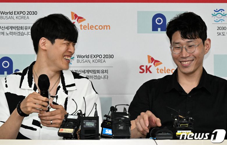 서울 SK 나이츠의 김선형과 오세근(오른쪽)이 8일 오후 서울 강남구 KBL센터에서 열린 기자회견에 참석해 미소를 짓고 있다. 2023.6.8/뉴스1 ⓒ News1 김진환 기자