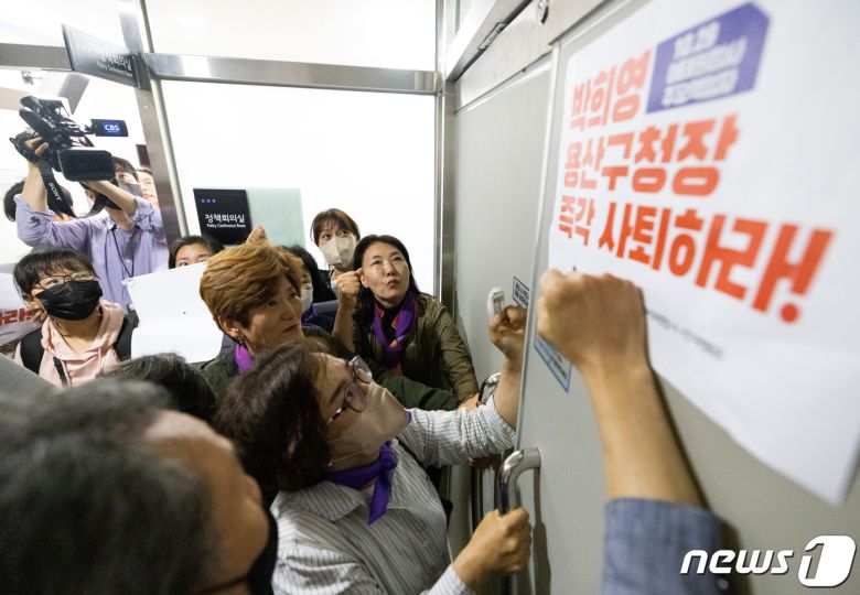 이태원참사 유가족들이 8일 오전 서울 용산구청에서 전날 보석으로 석방된 박희영 용산구청장의 출근을 막으려 구청장실에 진입하려 했으나 잠긴 문에 가로막혀 있다. (공동취재) 2023.6.8/뉴스1 ⓒ News1 이재명 기자