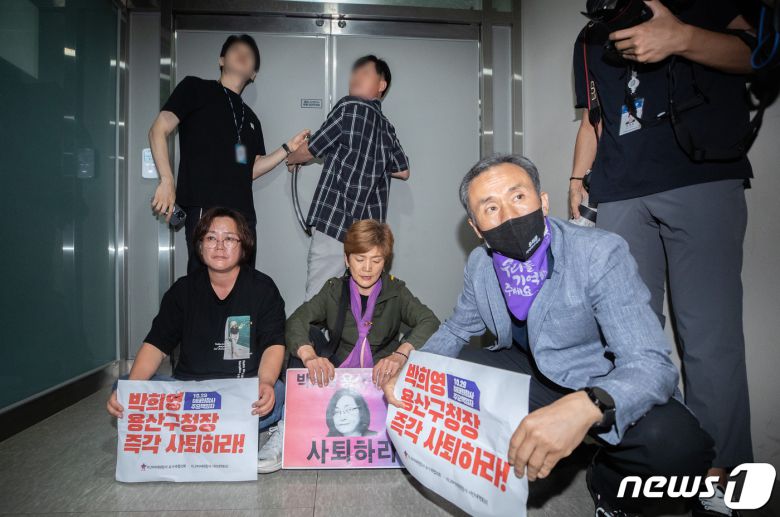 이태원 참사 유가족들이 8일 오전 서울 용산구청에서 이태원 참사에 부실하게 대응한 혐의로 기소된 박희영 용산구청장 출근을 저지하기 위해 손 피켓을 들고 항의하고 있다. 2023.6.8/뉴스1 ⓒ News1 이재명 기자