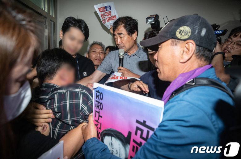 이태원 참사 유가족들이 8일 오전 서울 용산구청에서 이태원 참사에 부실하게 대응한 혐의로 기소된 박희영 용산구청장 출근을 저지하기 위해 손 피켓을 들고 항의하고 있다. 2023.6.8/뉴스1 ⓒ News1 이재명 기자