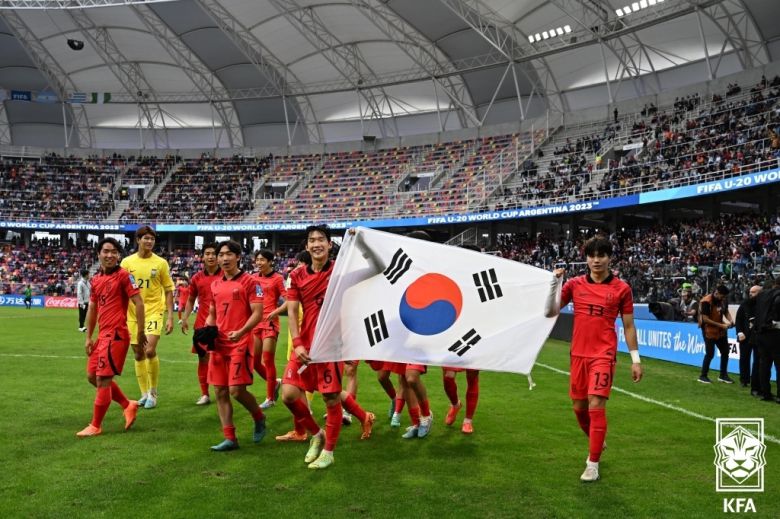 4일(현지시간) 오후 아르헨티나 산티아고 델 에스테로 스타디움에서 열린 2023 국제축구연맹(FIFA) 20세 이하(U-20) 월드컵 8강전 한국과 나이지리아의 경기에서 1:0 승리를 거둔 대한민국 대표팀이 기쁨을 나누고 있다. (대한축구협회 제공) 2023.6.5/뉴스1
