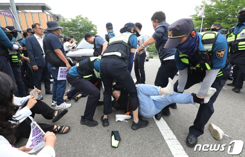 7일 서울 구로구 서울남부구치소에서 보석 석방된 박희영 용산구청장의 차량 앞으로 10.29 이태원 참사 유가족협의회가 가로막자 경찰이 저지하고 있다. 서울서부지법 형사합의11부는 박 구청장과 최원준 전 용산구청 안전재난 과장의 보석 청구를 인용했다. 2023.6.7/뉴스1 ⓒ News1 장수영 기자