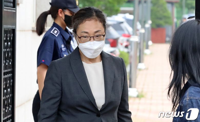 이태원 참사 부실대응 혐의로 구속 기소된 박희영 용산구청장이 7일 서울 구로구 서울남부구치소에서 보석으로 석방돼 나오고 있다. 서울서부지법 형사합의11부는 박 구청장과 최원준 전 용산구청 안전재난 과장의 보석 청구를 인용했다. 2023.6.7/뉴스1 ⓒ News1 장수영 기자