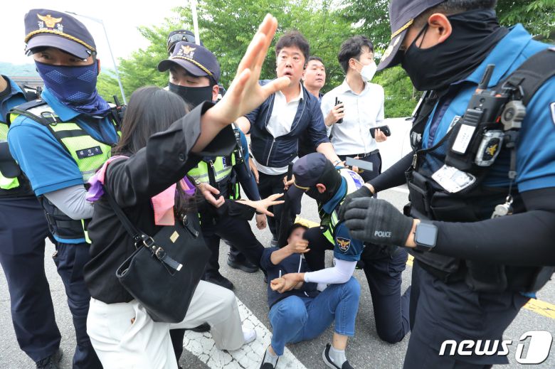 7일 서울 구로구 서울남부구치소에서 보석 석방된 박희영 용산구청장의 차량 앞으로 10.29 이태원 참사 유가족협의회가 가로막자 경찰이 저지하고 있다. 서울서부지법 형사합의11부는 박 구청장과 최원준 전 용산구청 안전재난 과장의 보석 청구를 인용했다. 2023.6.7/뉴스1 ⓒ News1 장수영 기자