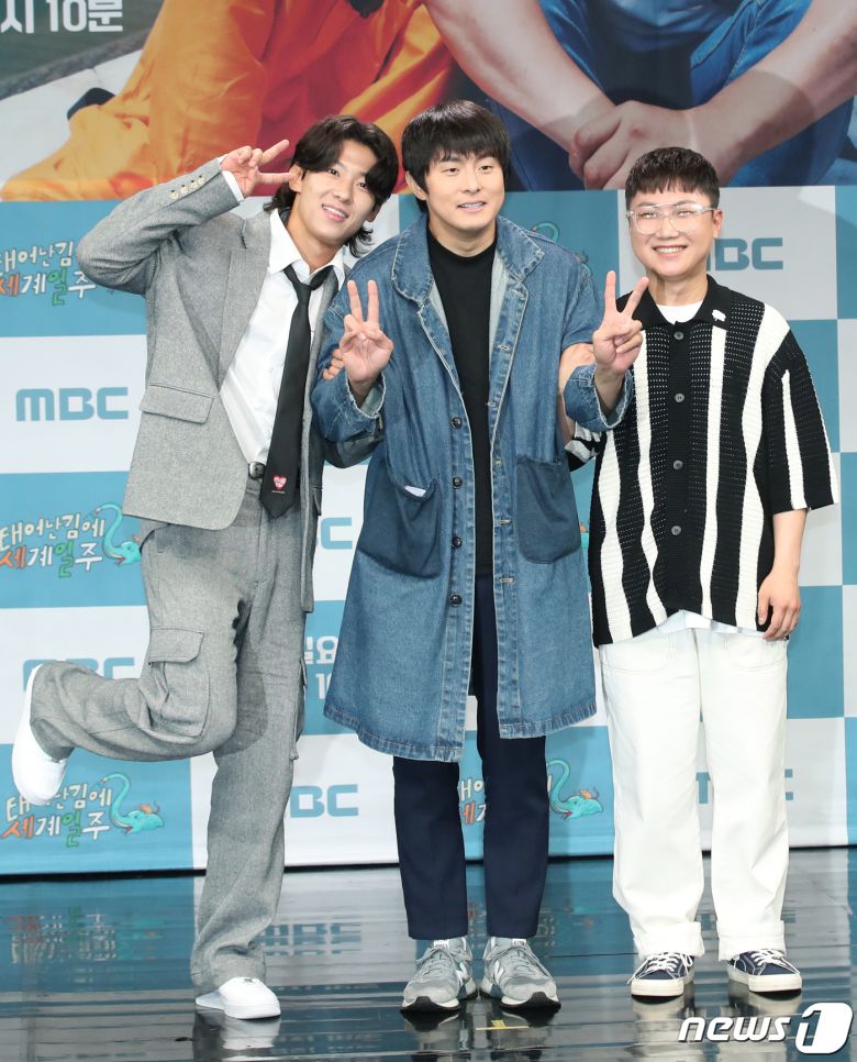 방송인 덱스(왼쪽부터)와 기안84, 빠니보틀이 9일 오후 서울 마포구 MBC 골든마우스홀에서 열린 MBC 새 예능프로그램 ‘태어난 김에 세계일주2’(태계일주2) 제작발표회에서 포즈를 취하고 있다. ‘태계일주2’는 기안84의 버킷리스트이자 삶과 죽음이 공존하는 미지의 나라 인도 여행기를 그렸다. 2023.6.9/뉴스1 ⓒ News1 권현진 기자